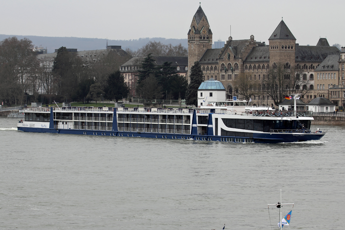 Passagierschiff  Thurgau Ultra  Rhein abwärts bei Koblenz 12.3.2016