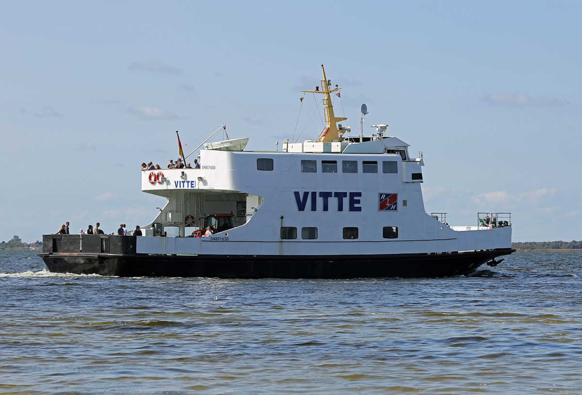 Personen- und Frachtfähre VITTE auf der Fahrt zum gleichnamigen Ort auf der Insel Hiddensee. - 21.08.2018
