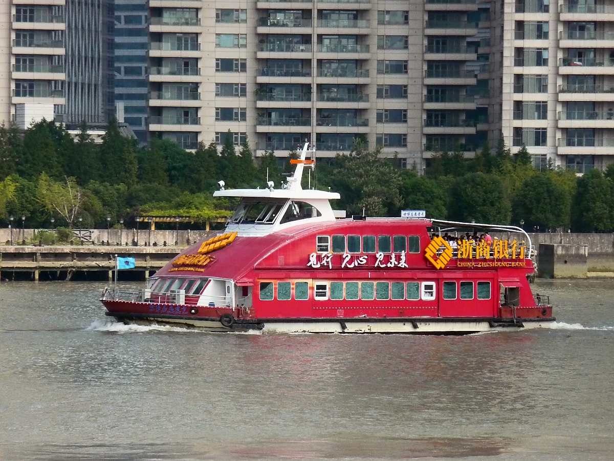 Personenfähre auf dem Huangpu Jiang in Shanghai, 21.10.2015
Mit diesen Fähren kann man schnell und günstig zwischen Pudong und dem Bund übersetzen. 