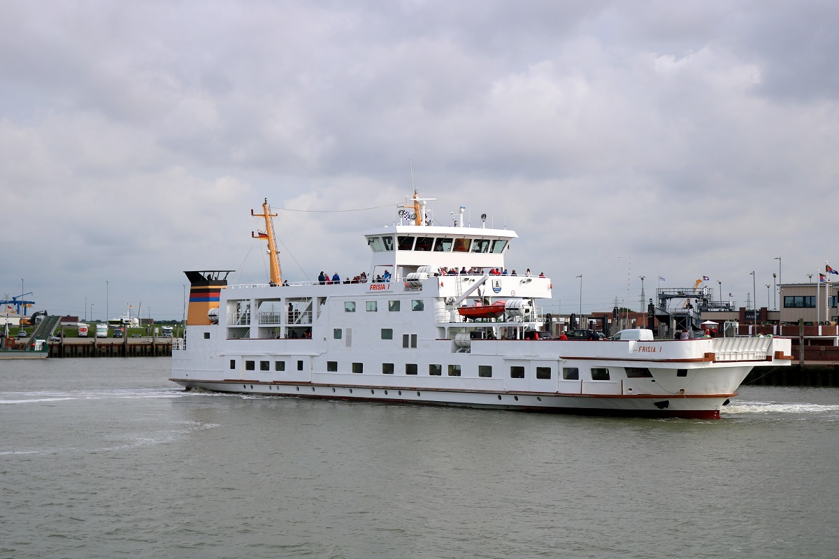 Personenfähre  Frisia I  (Bauj. 1970) der Reederei Norden-Frisia von Norderney erreicht Norddeich. Hier wurde sie vor dem Anlegen beim Wenden aufgenommen. [24.7.2017 - 17:07 Uhr]