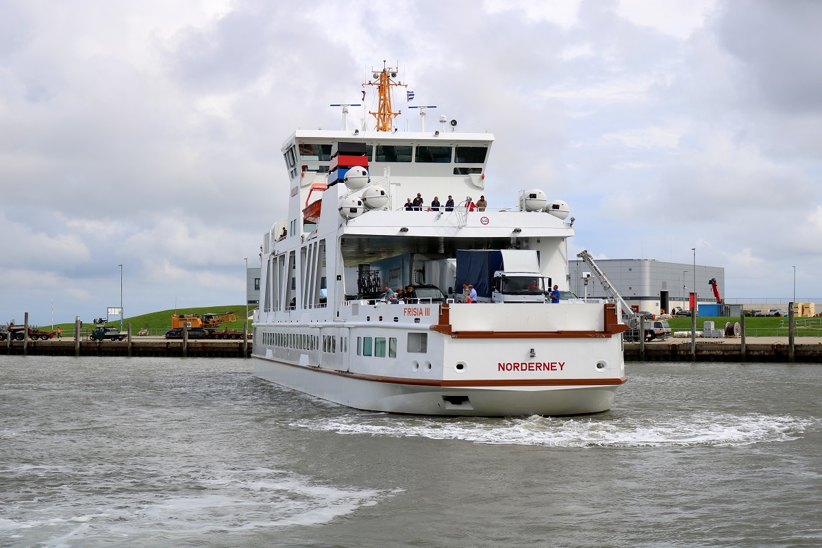 Personenfähre  Frisia III  (Bauj. 2015), das neue Flaggschiff der Reederei Norden-Frisia, von Norderney erreicht den Norddeicher Hafen. [25.7.2017 - 11:05 Uhr]