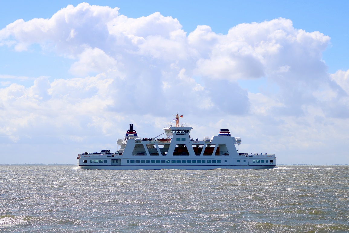 Personenfähre  Frisia IV  (Bauj. 2002) der Reederei Norden-Frisia von Norddeich vor dem Südstrand der Nordseeinsel Norderney. [28.7.2017 - 11:53 Uhr]