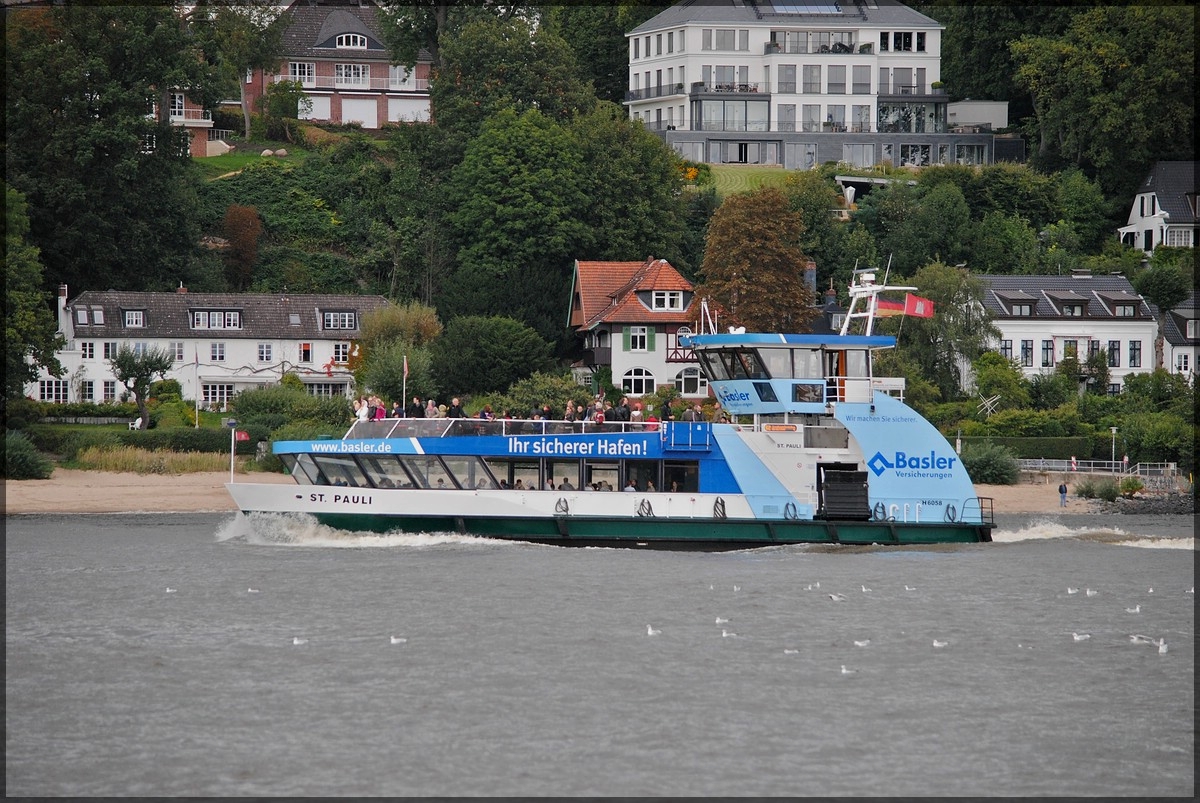 Personenfhre  St.Pauli  ist auf der Elbe nahe Hamburg auf dem Weg zu der nchsten Anlegestele.  21.09.2013