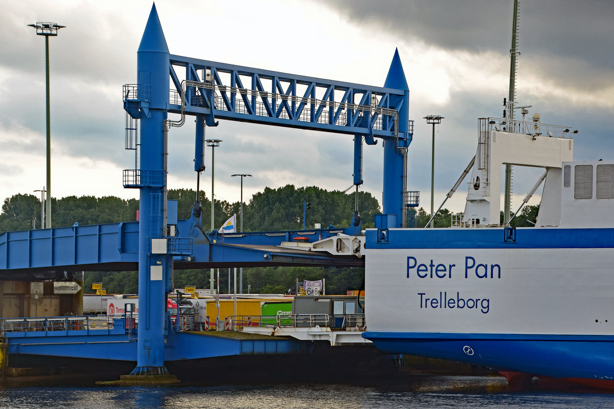 PETER PAN (IMO 8502391) von der TT-Line am Skandinavienkai am Abend des 29.07.2017 in Lübeck-Travemünde. Es kommt noch Fracht an Bord, bevor PETER PAN den Hafen verlässt und Kurs Richtung Schweden nimmt.