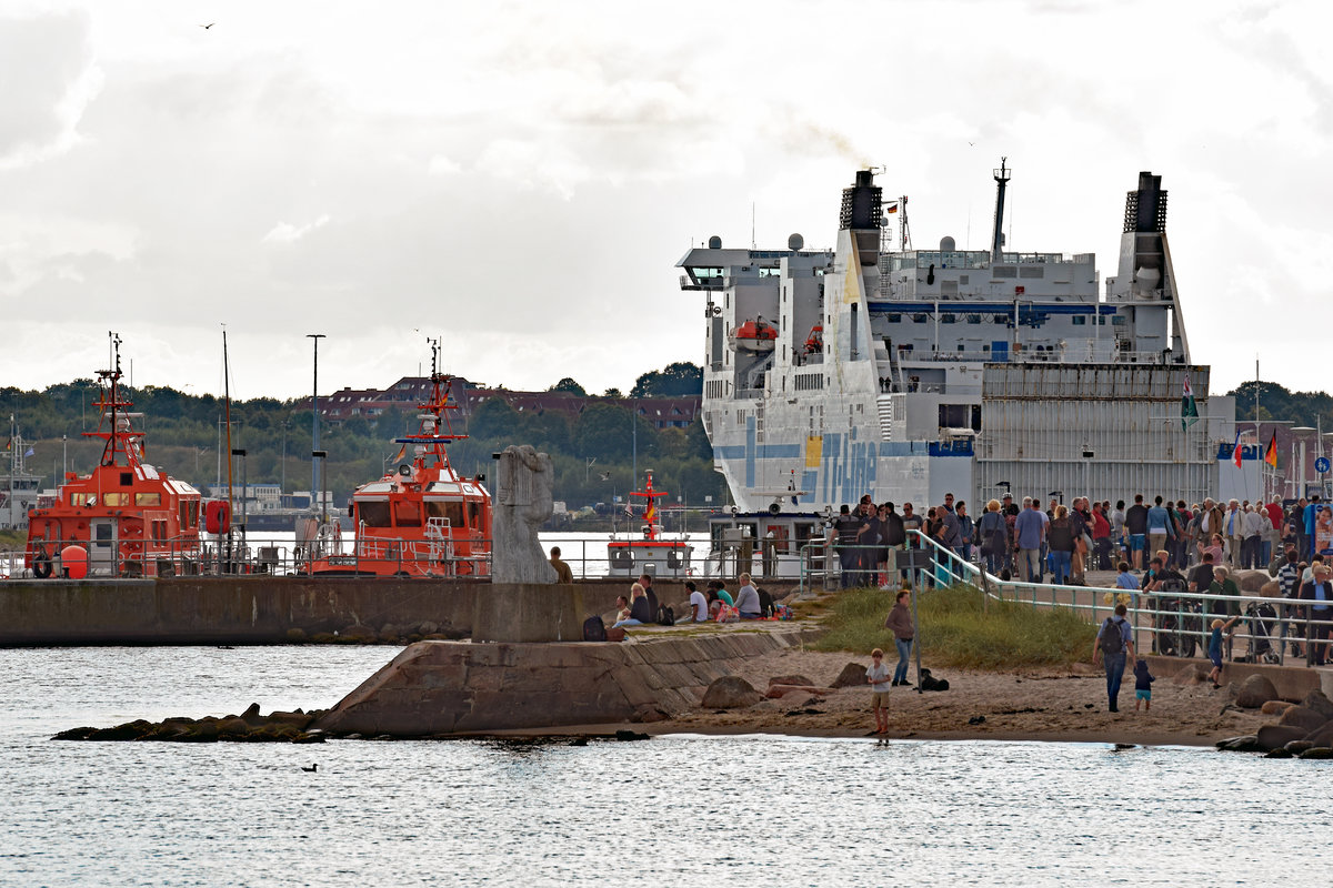 PETER PAN (TT-Line) läuft am 27.08.2017 in den Hafen von Lübeck-Travemünde ein und wird bald darauf am Skandinavienkai festmachen.