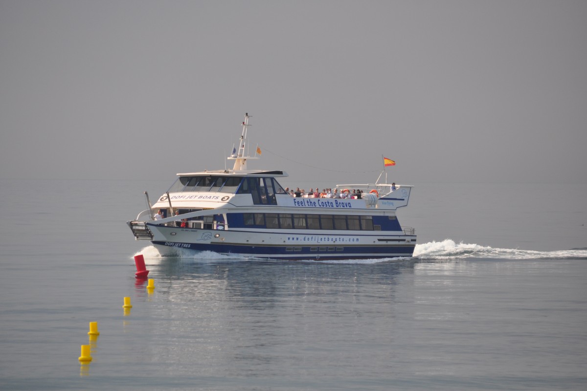 PINEDA DE MAR (Provinz Barcelona), 09.06.2015, Fahrgastschiff Dofi Jet Tres kurz vor dem Anlegen in Pineda de Mar