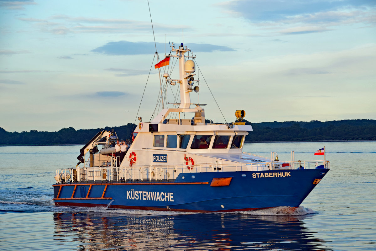 Polizeiboot STABERHUK einlaufend Lübeck-Travemünde am Abend des 29.07.2017