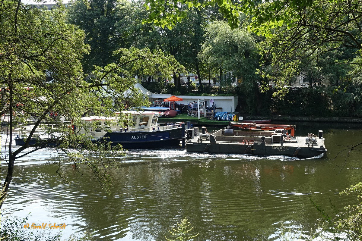 Ponton Groppe der LSBG (Landesbetrieb Straßen, Brücken und Gewässer) geschoben von der ALSTER (H 8008) am 12.8.2021, Hamburg, auf dem Mundsburger-Kanal  /