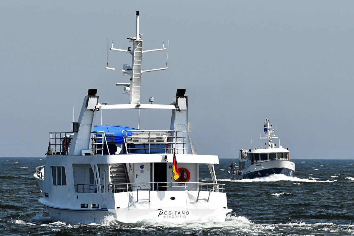 POSITANO (hauptsächlich für Seebestattungen eingesetzt) am 12.05.2023 in der Ostsee vor Lübeck-Travemünde