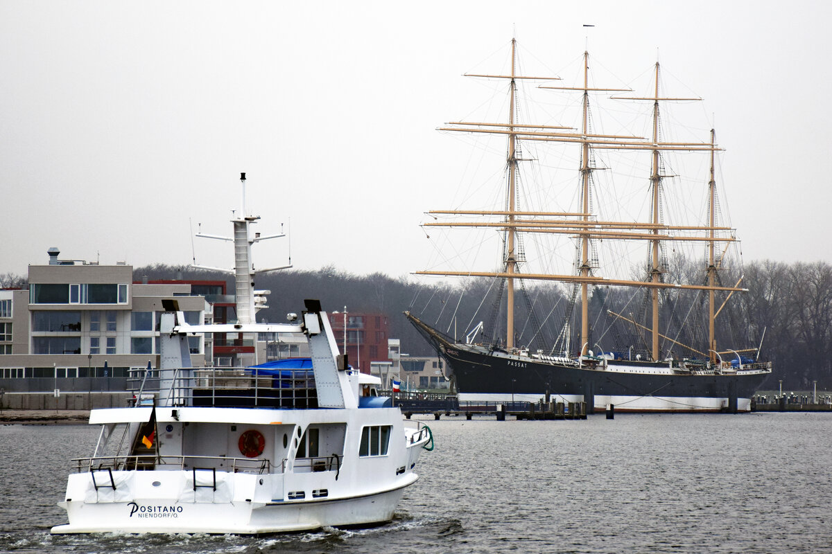 POSITANO, u.a. für Seebestattungen eingesetzt, am 20.01.2023 in Lübeck-Travemünde einlaufend