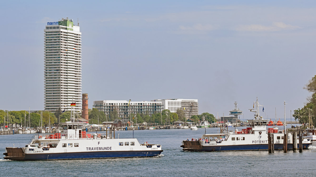 Priwall-Fähren TRAVEMÜNDE und PÖTENITZ im Hafen von Lübeck-Travemünde. Im Hintergrund das Hotel MARITIM