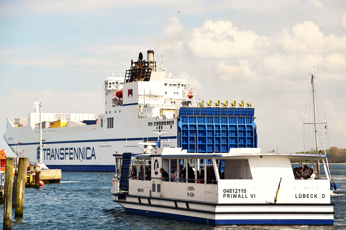 PRIWALL VI (ENI 04812110) am 14.05.2017 im Hafen von Lübeck-Travemünde. Im Hintergrund die Ro/Ro-Fähre KRAFTCA