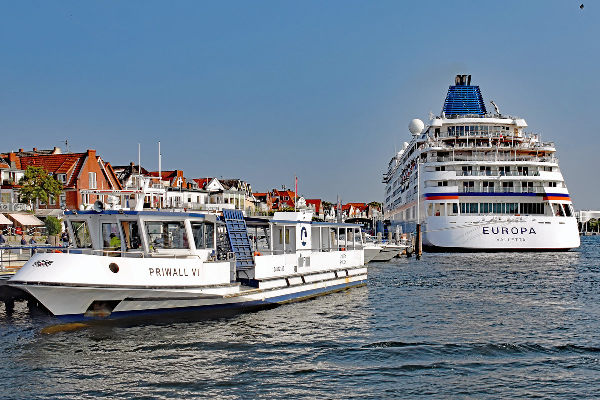 PRIWALL VI (ENI 04812110) am 12.09.2020 in Lübeck-Travemünde. Im Hintergrund ist das Kreuzfahrtschiff EUROPA (IMO: 9183855) zu erkennen.