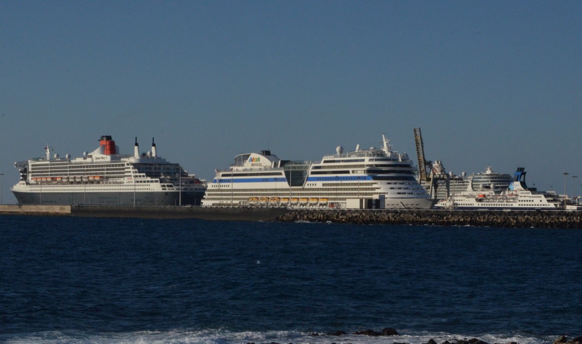 Queen Mary 2, AIDA Sol, Saga Pearl II, und im Hintergrund Mein Schiff 4 in Arrecife / Lanzarote. Da ist oft viel Betrieb. Hier am 10.12.15. gleich 4 Kreuzfahrtschiffe. 