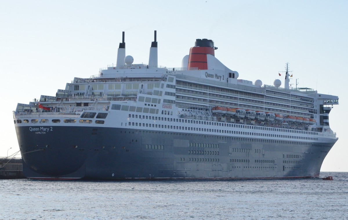 Queen Mary 2 in Arrecife / Lanzarote am 10.12.15.  IMO 9241061, Lnge 345,03 m,  Breite  41,15 m, Seitenhhe 72 m, Tiefgang max. 9,75 m,  Besatzung 1.253.  Passagierzahl 2.592–3.090 auf 13 Passagierdecks. Heimathafen Southampton (2003–2011)Hamilton (seit 2011).