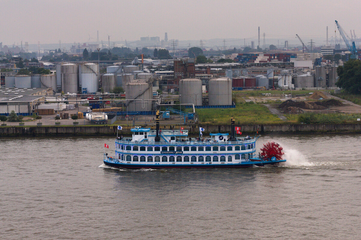Raddampfer Louisina-Star am 11.09.2021 auf der Elbe in Hamburg. 