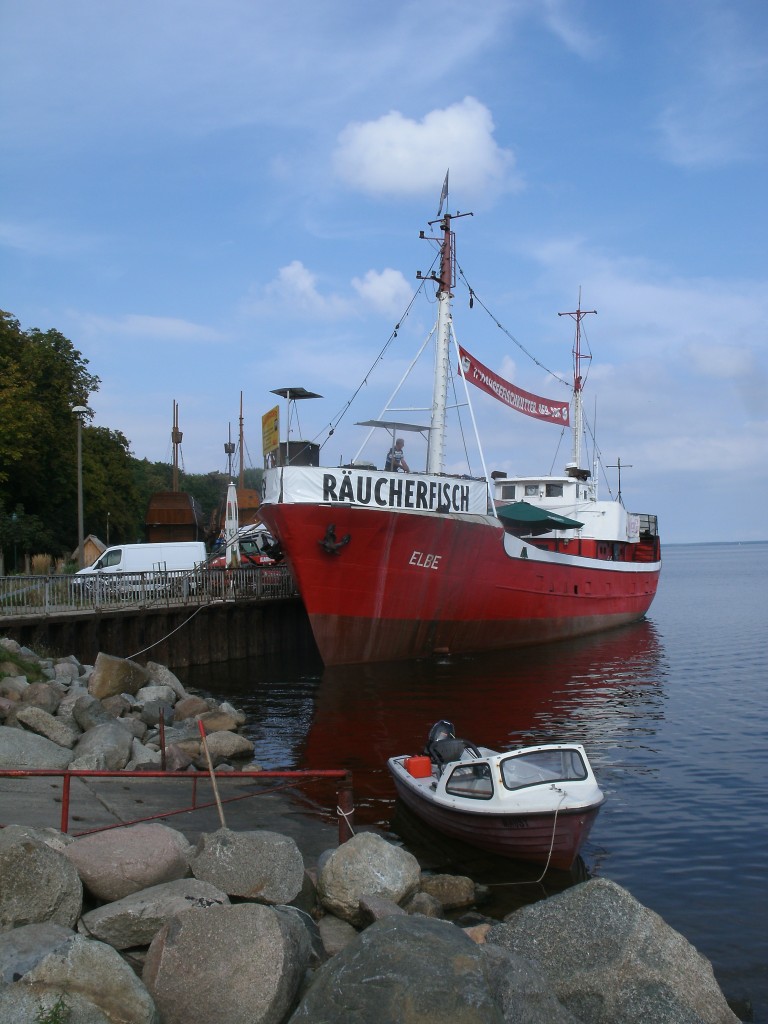Rucherschiff  ELBE  und ein kleines Motorboot,am 13.September 2013,in Ralswiek.