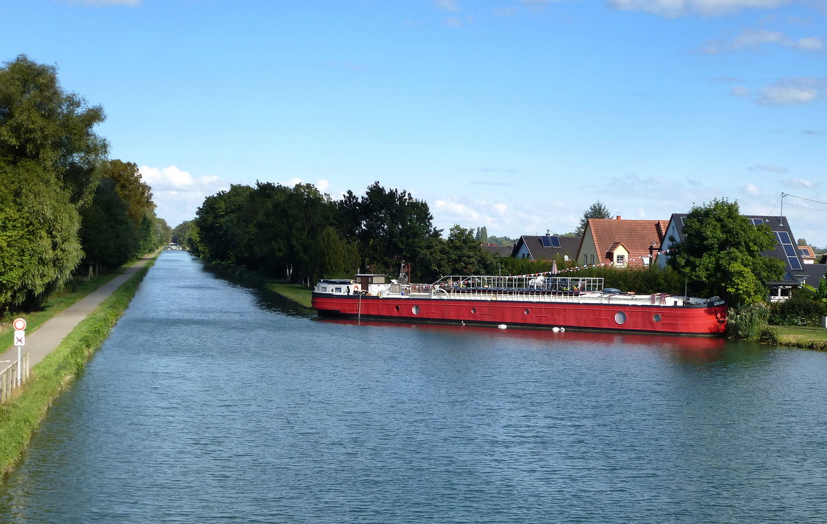 Rhein-Rhone-Kanal in Plobsheim/Elsa, alter Frachtkahn hat als Hausboot festgemacht, Okt.2016