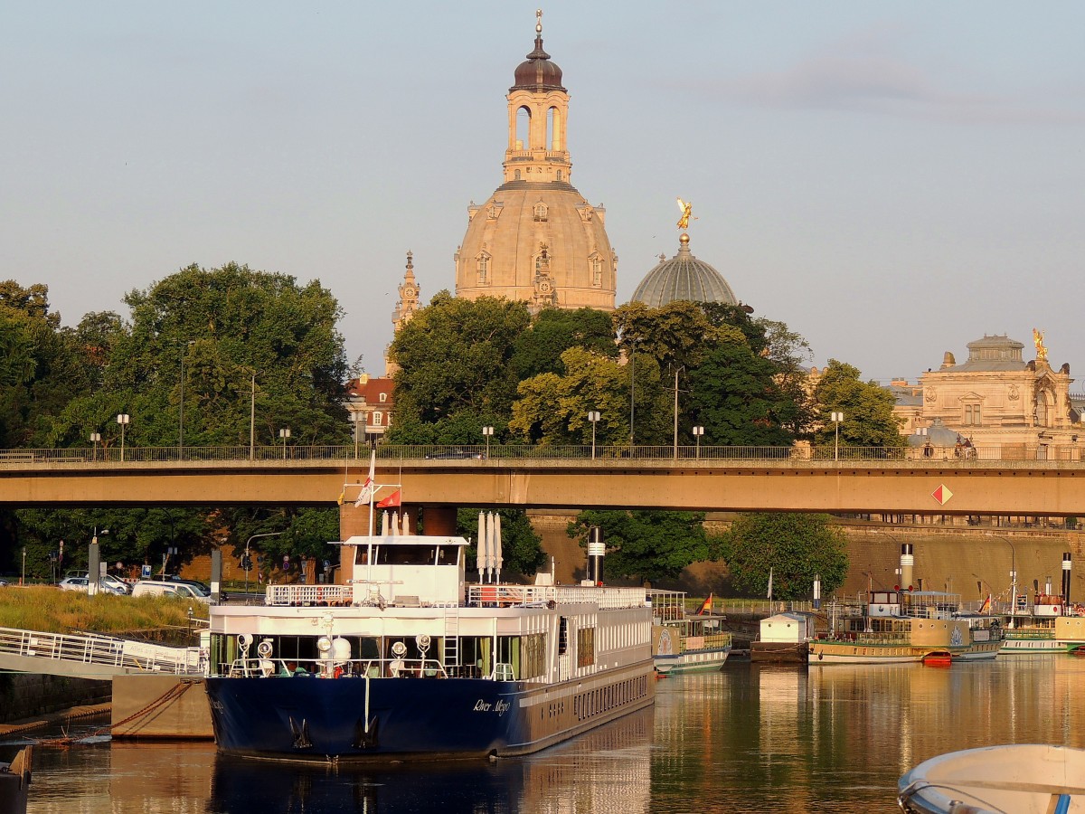 River-Allegro(04031940; L=97,8; B=11,1mtr.; 510PS; 108Passagiere; Bj.1991 in d. Werft Deggendorf) wartet in Dresden auf die Abfahrt; 140613