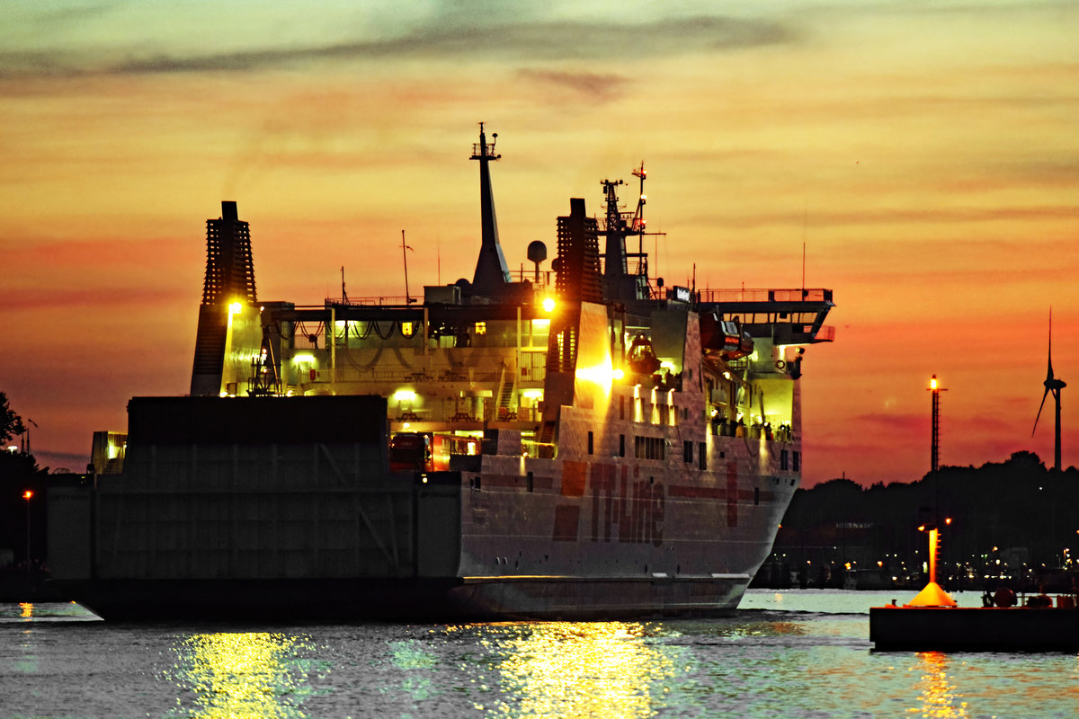 ROBIN HOOD läuft am Abend des 12.10.2018 im Licht der untergehenden Sonne in den Hafen von Lübeck-Travemünde ein.