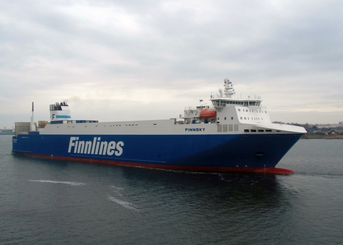 RoRo Fähre  Finnsky  der Reederei Finnlines am 21.02.15 einlaufend Rostock Fährhafen.