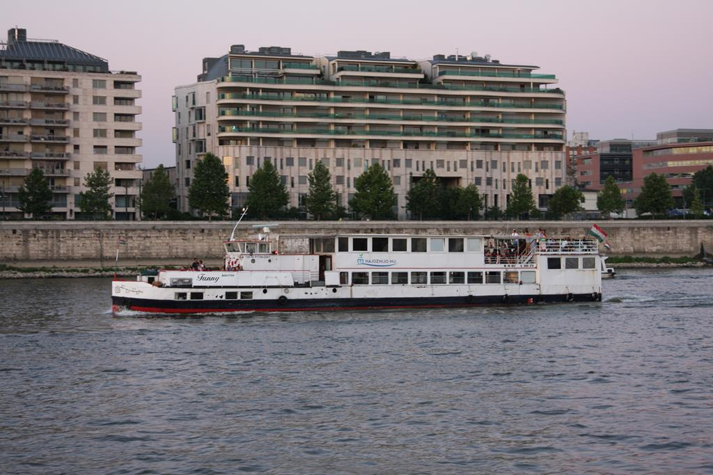 Rundfahrtschiff FUNNY auf der Donau in Budapest am 19.06.2017.