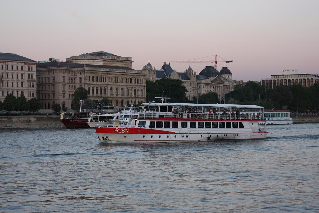 Rundfahrtschiff RUBIN auf der Donau in Budapest am 19.6.2017.