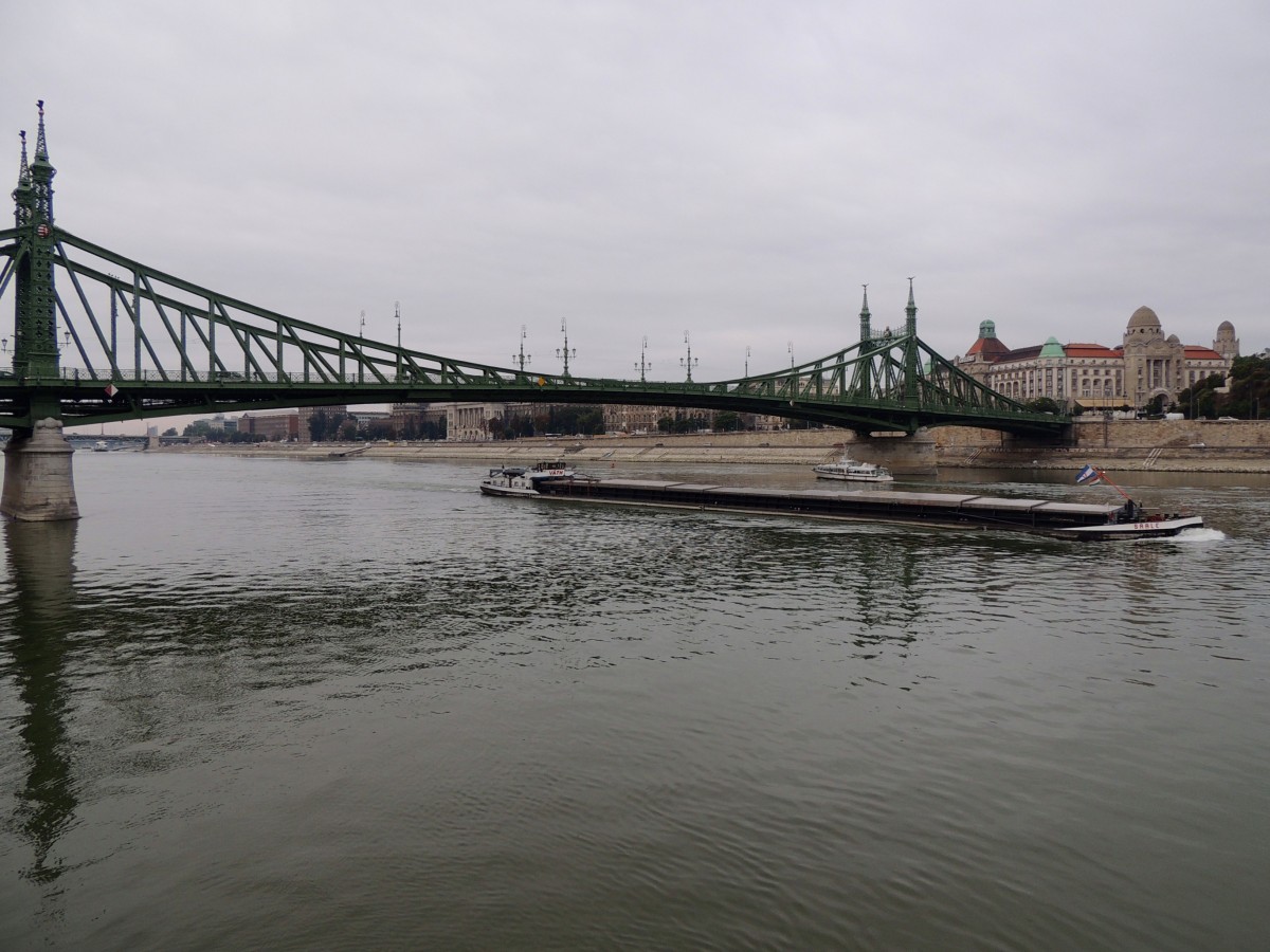 SAALE(04003460; L=99,9; B=9mtr; 1664to; 760PS; Bj.1969) hat soeben die Freiheitsbrcke Donauaufwrts bei Budapest unterfahren; 130827