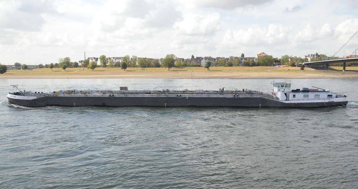 SAFFIRA Tankschiff auf dem Rhein bei Dsseldorf am 26.09.16, Heimathafen: Alblas Serdam  