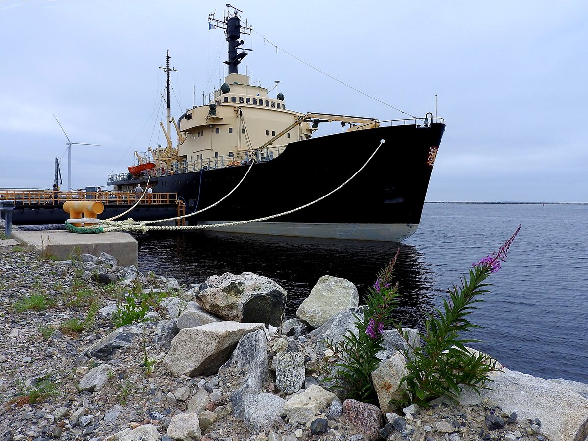 SAMPO (IMO:5308938; L=75m; B)=17,4m; 8800PS; 9Mann Besatzung; Bj.1961) ist einer von 4 Eisbrechern der Karhu-Klasse; und versah bis Anfang 1990 im behördlichen Auftrag ihren Dienst in der nördlichen Ostsee. Nun liegt es als Museumsschiff im Hafen von Kemi; 160725