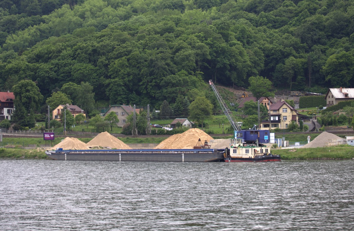 Sandverladung an der Elbe in Usti nad  Labem. 23.05.2015 17:14 Uhr