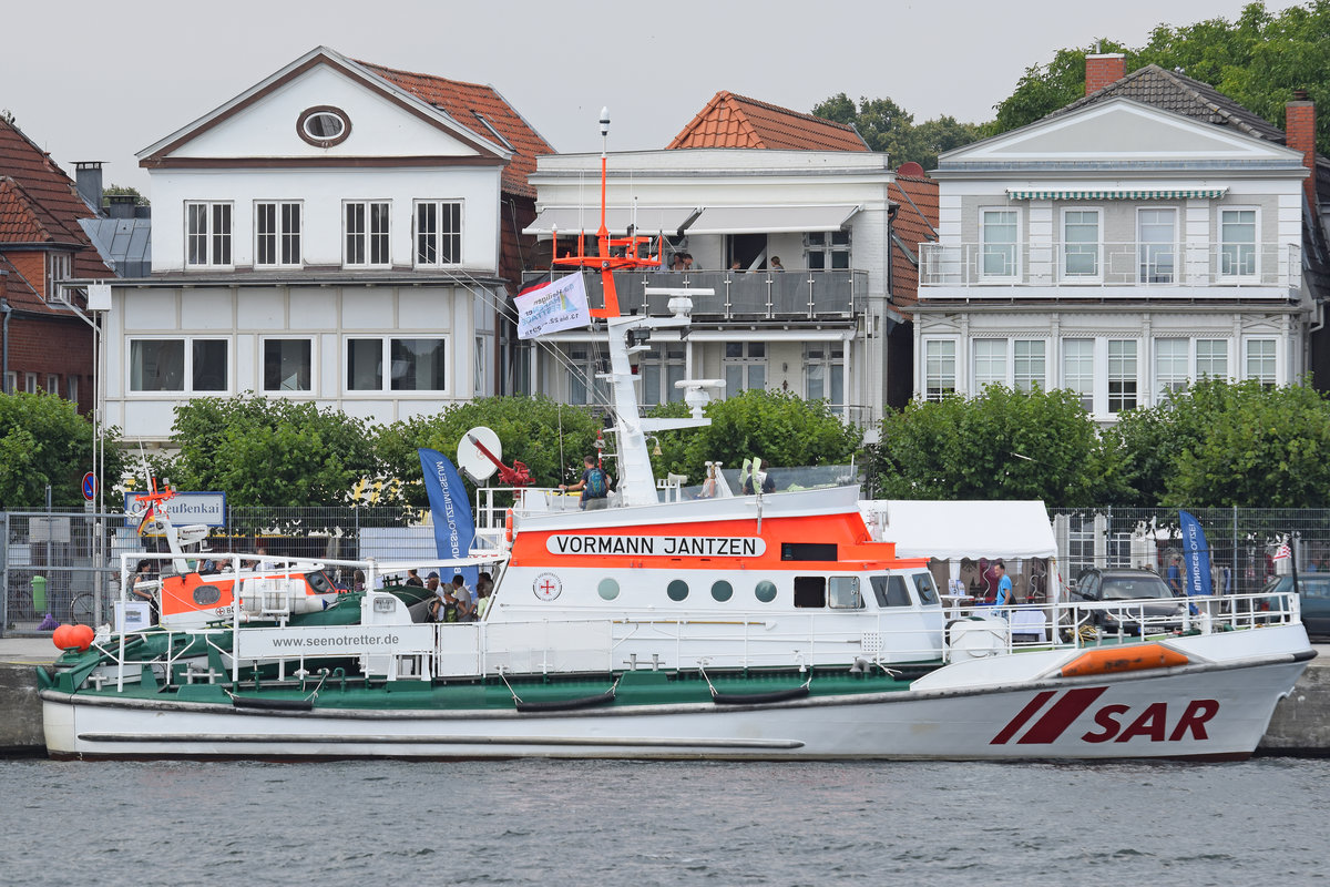 SAR Seenotrettungskreuzer VORMANN JANTZEN am 22.7.2018 im Hafen von Lübeck-Travemünde