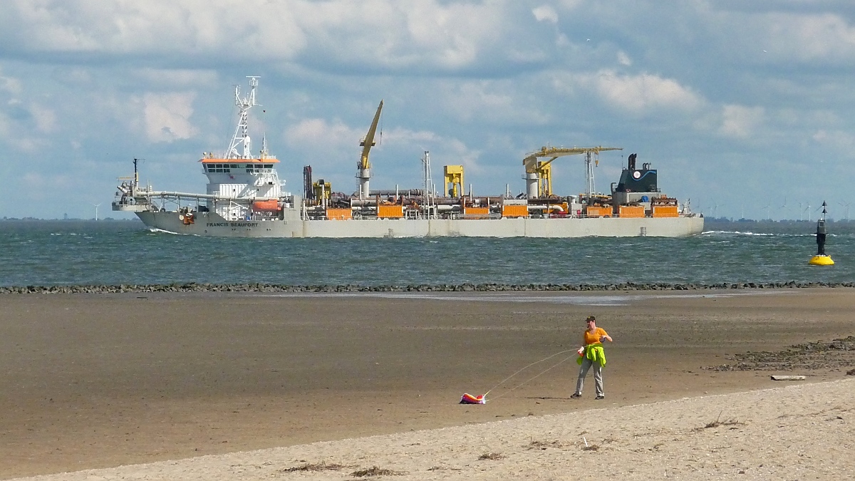 Saugbagger  Francis Beaufort  am Duhner Watt bei Cuxhaven, 10.9.2015 
