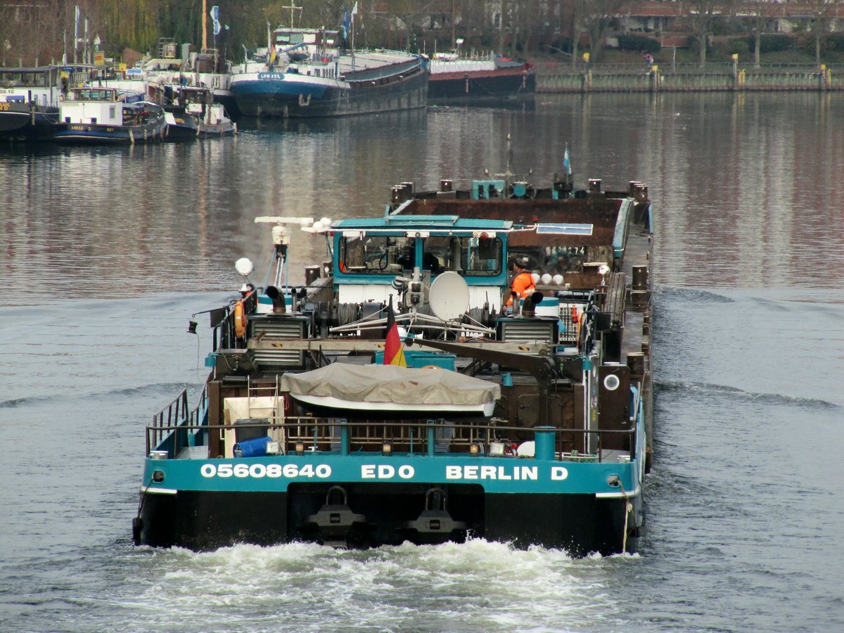 SB Edo (05608640 , 21,65 x 8,19) schob am 27.11.2018 zwei Leichter in Berlin-Spandau auf der Havel zu Berg.