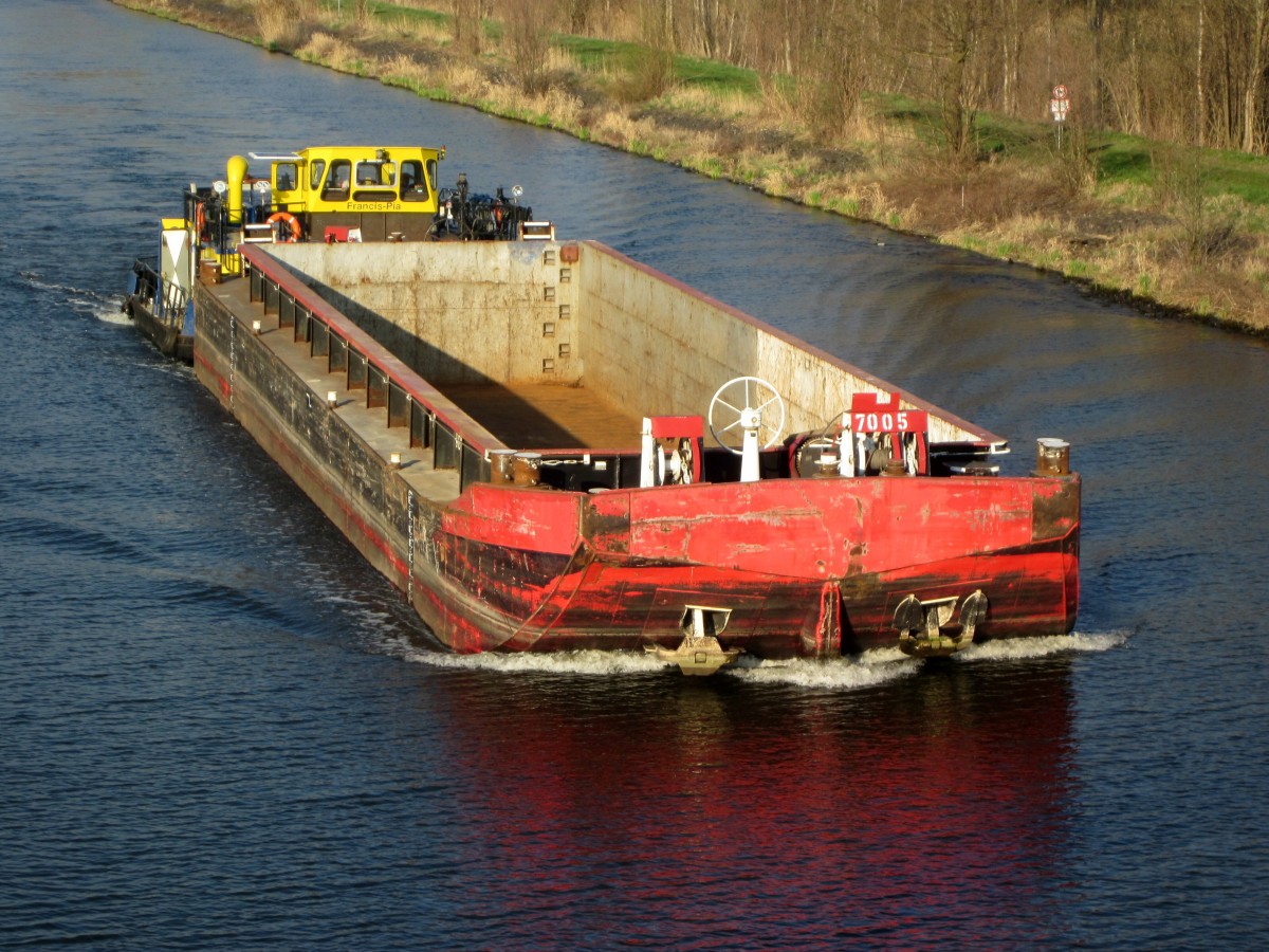 SB Francis-Pia (05602410 , 14 x 8,18) befördert am 27.03.2014 den SL 7005 im Havelkanal bei Paretz zu Tal.