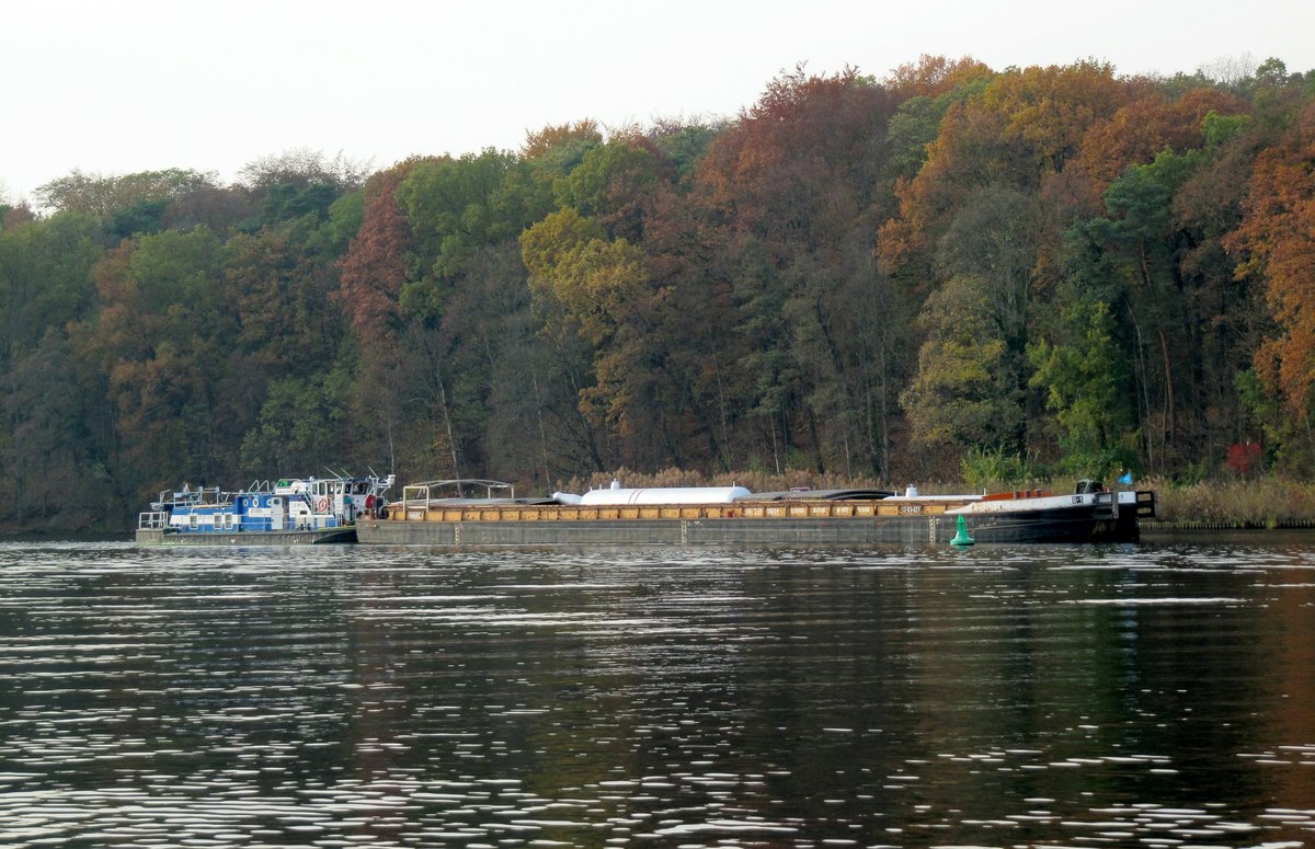 SB TUR-M-09 (08348043 , 20,76 x 5,65m) mit dem GSL B-1 (25100031 , 51,50 x 7,56m) am 10.11.2016 im Griebnitzsee / Tek auf Bergfahrt.