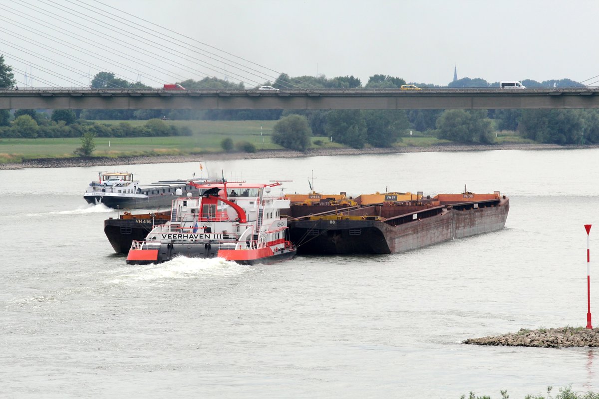 SB Veerhaven III (02334855) am 06.07.2017 auf Rhein-Talfahrt zw. Rees und der Brücke Rees/Kalkar Richtung Rotterdam. In der Talfahrt werden die 6 leeren Leichter zu dritt nebeneinander (Breite je 11,40m) und zwei hintereinander (Länge je 76,50m) gekoppelt.