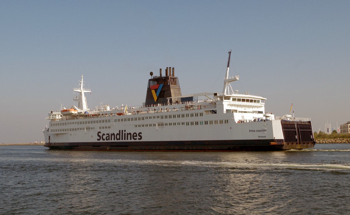 Scandlines Fährschiff  Prins Joachim  am 05.10.14 auslaufend Rostock.