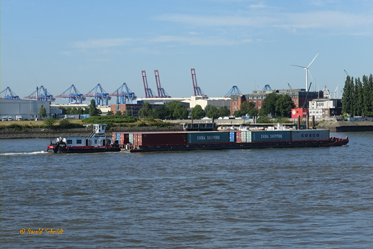 SCH 2414 (ENI 05602730) am 9.8.2022 zwei Containerbargen schiebend, Hamburg, Elbe Höhe Landungsbrücken /
Kanalschubschiff Typ 300 (KSS 24) / Lüa 16,5 m, B 8,15 m, Tg 1,57 m / 1 Diesel, SKL Typ 6 VD 36/24-IU, 221 kW (300 PS), 6,5 kn /  gebaut 1984 bei VEB Yachtwerft Berlin /
