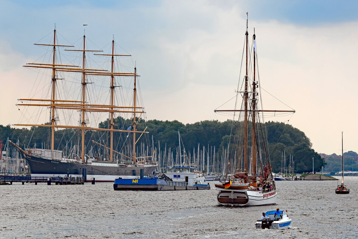Schiffe in Lübeck-Travemünde (Viermastbark PASSAT, Dredger IBIS VI, Segelschiff NORDLYSET). Aufnahme vom 13.08.2021