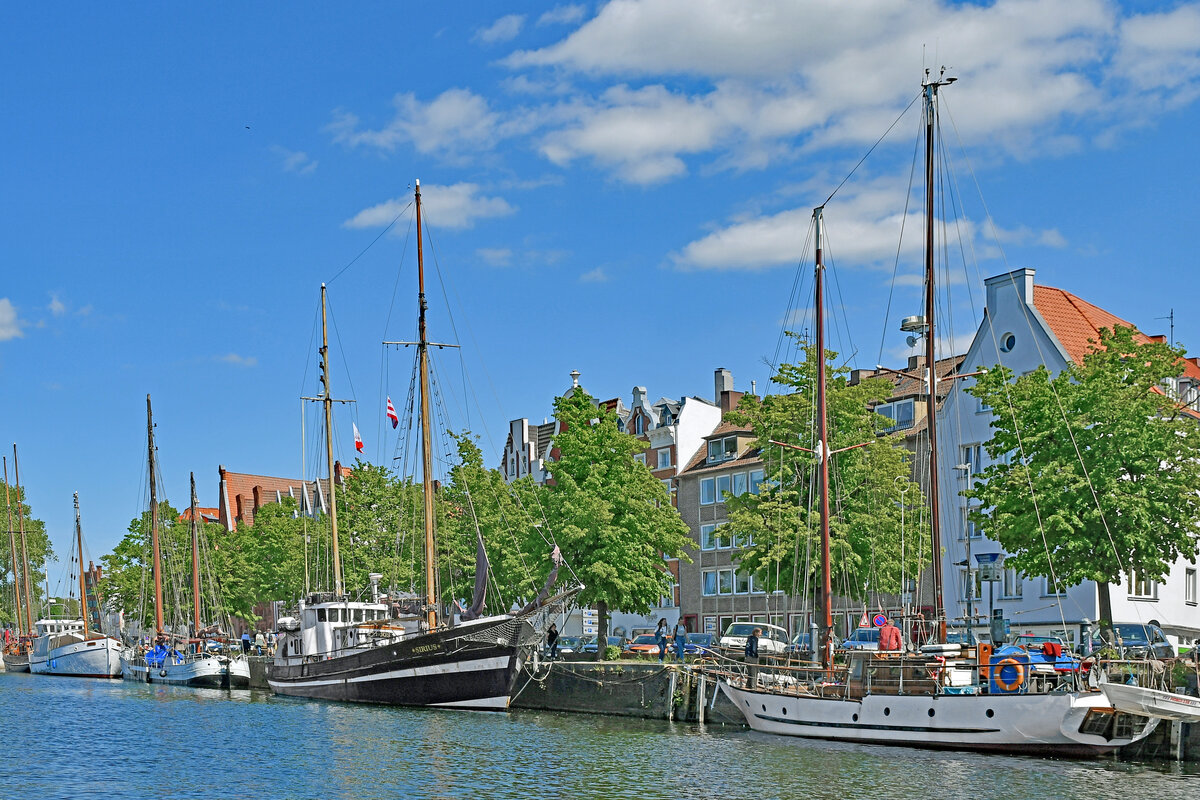 Schiffe im Museumshafen Lübeck. Darunter die Gaffelketsch SIRIUS. Aufnahme vom 15.05.2022