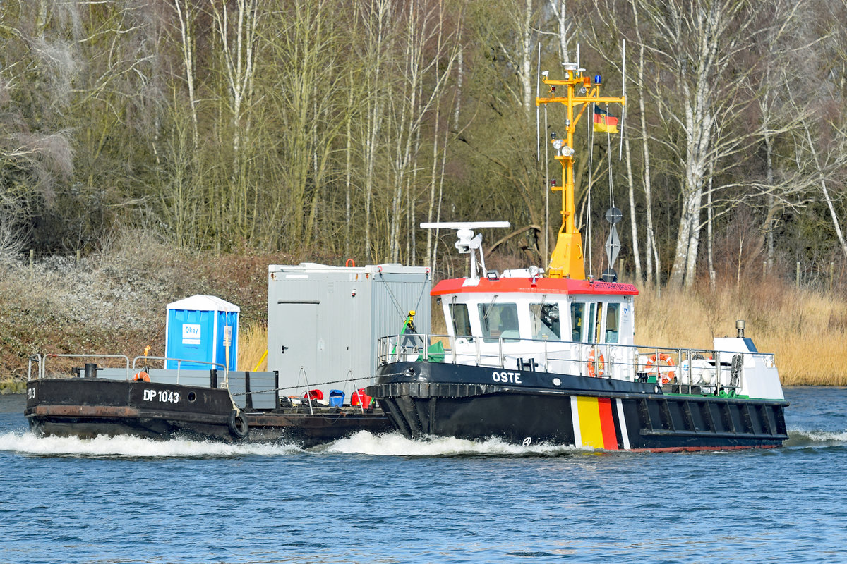 Schifffahrtspolizeiboot OSTE und Deckprahm DP 1043 am 25.02.2021 auf der Trave bei Lübeck