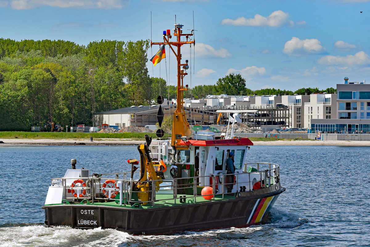 Schifffahrtspolizeiboot OSTE des Wasser- und Schifffahrtsamtes Cuxhaven am 20.05.2020 in Lübeck-Travemünde einlaufend