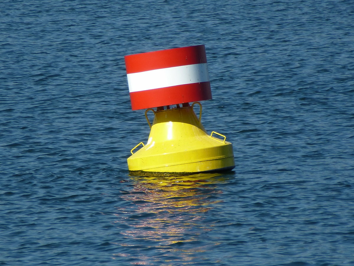 Schifffahrtszeichen auf dem Altrhein bei Breisach, kennzeichnet eine gesperrte Wasserflche und Durchfahrtsverbot, April 2017