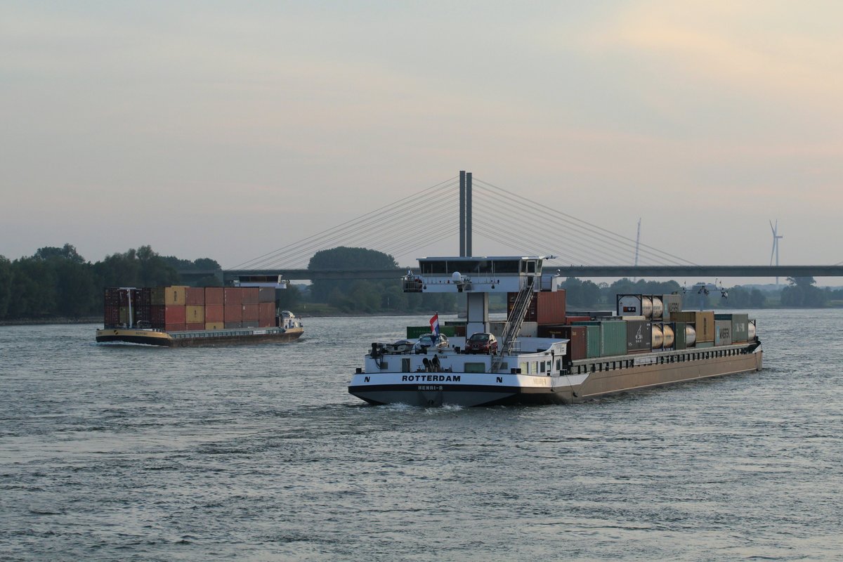 Schiffsbegegnung auf dem Rhein bei Rees am 07.07.2017 in den Abendstunden. GMS Henri R (02325388) fährt mit Containern zu Tal Richtung Niederlande , GMS Kenyro (06004159) mit Containern zu Berg. 