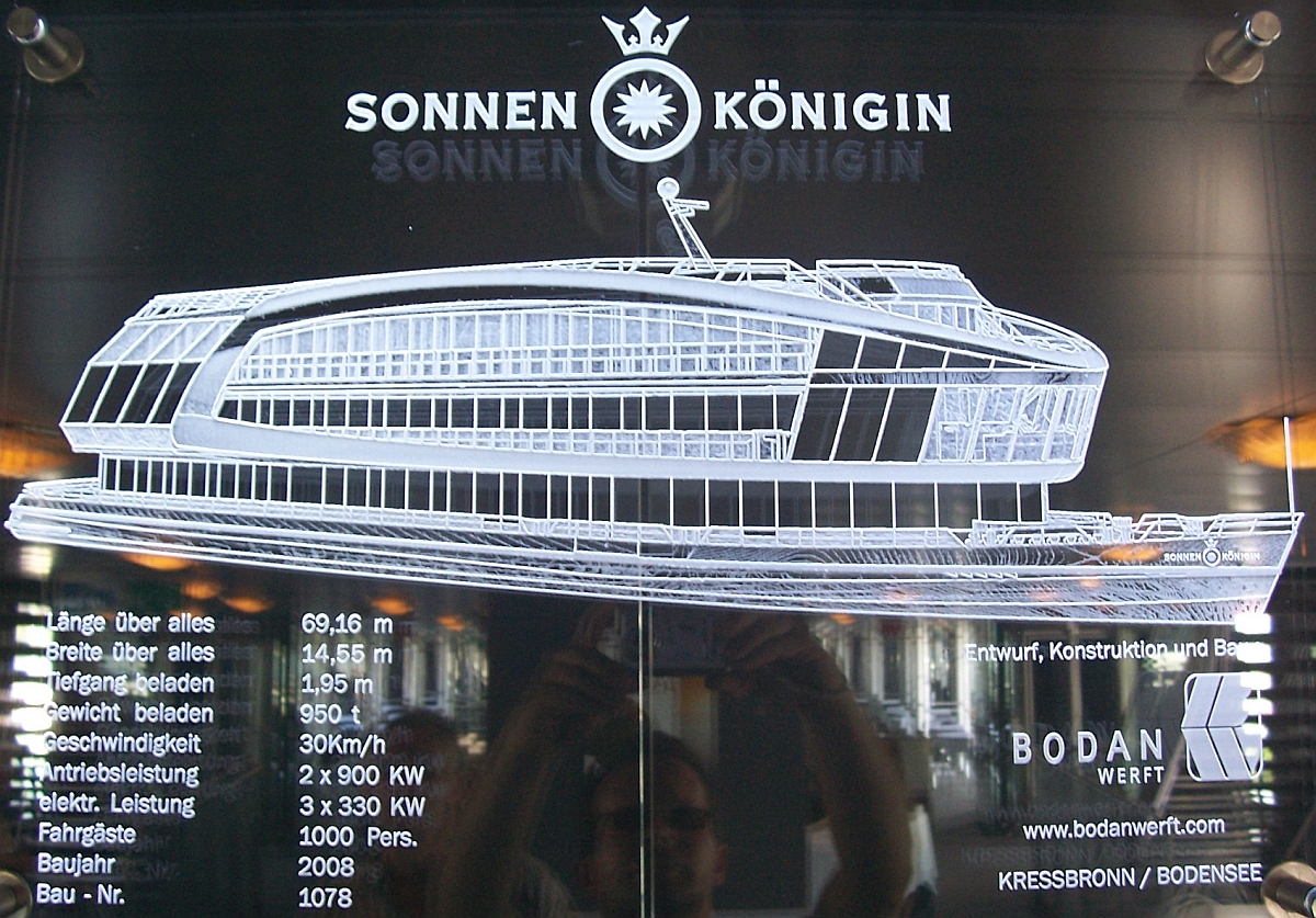 Schild mit den Schiffsdaten im untersten Deck der 'SONNENKÖNIGIN'. Am 16.08.2009 konnte im Hafen von Bregenz gegen ein geringes Eintrittsgeld das Schiff besichtigt werden.
Die schriftliche Zustimmung des Eigners zur Veröffentlichung des Fotos liegt vor.