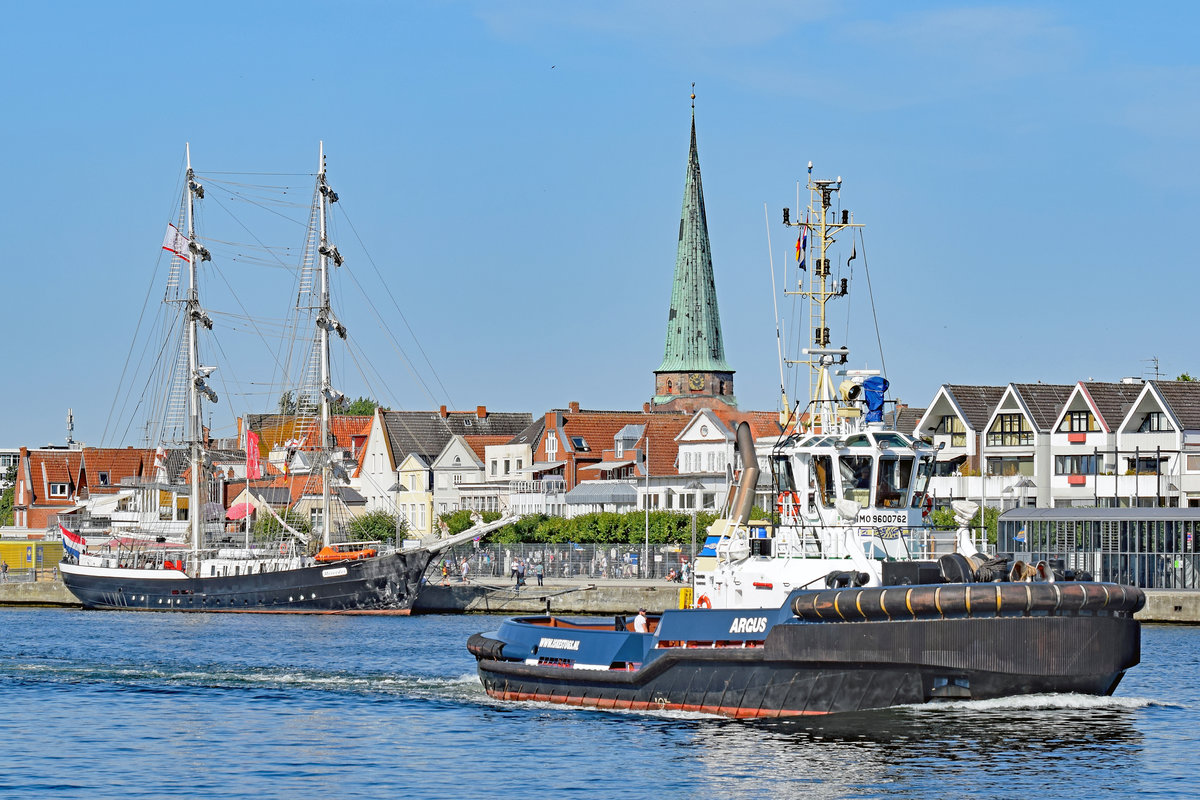 Schlepper ARGUS im Hafen von Lübeck-Travemünde. Im Hintergrund, am Ostpreußenkai, liegt das Traditionsschiff MERCEDES (IMO 5156658)