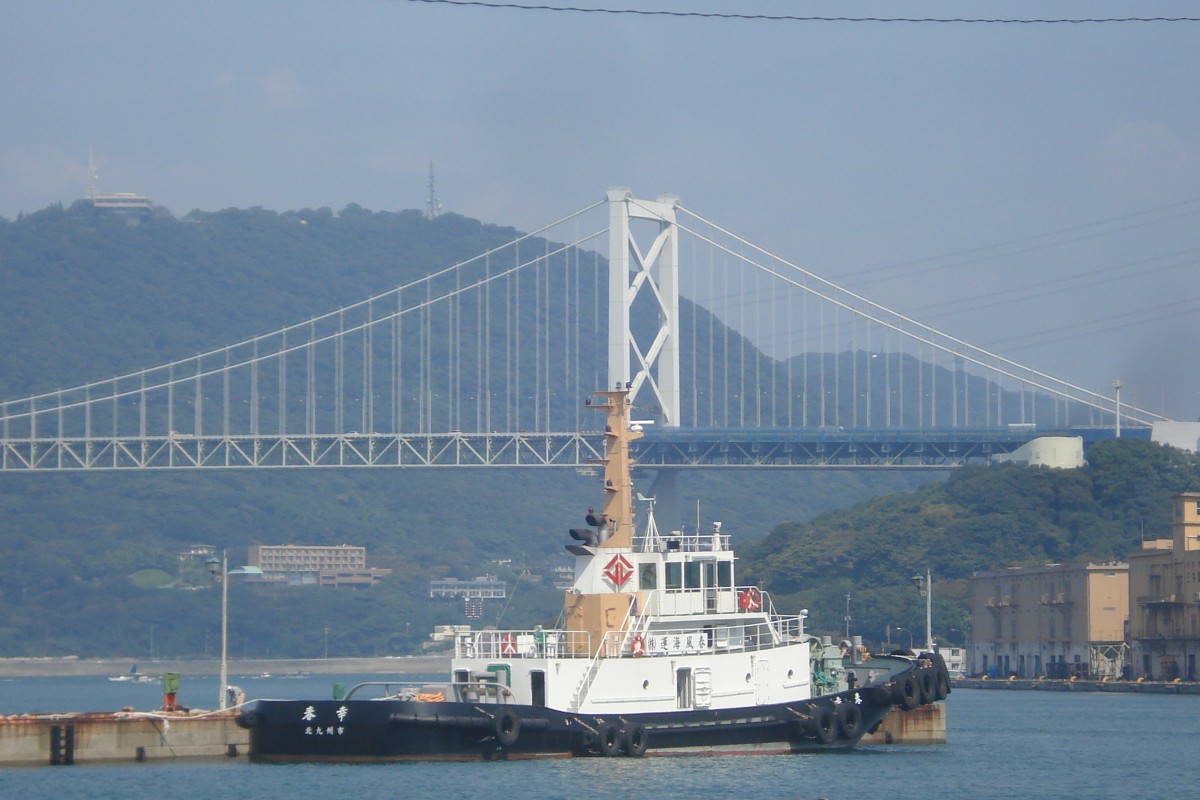 Schlepper liegt im Hafen von Moji an der Kanmon-Meerenge. September 2013