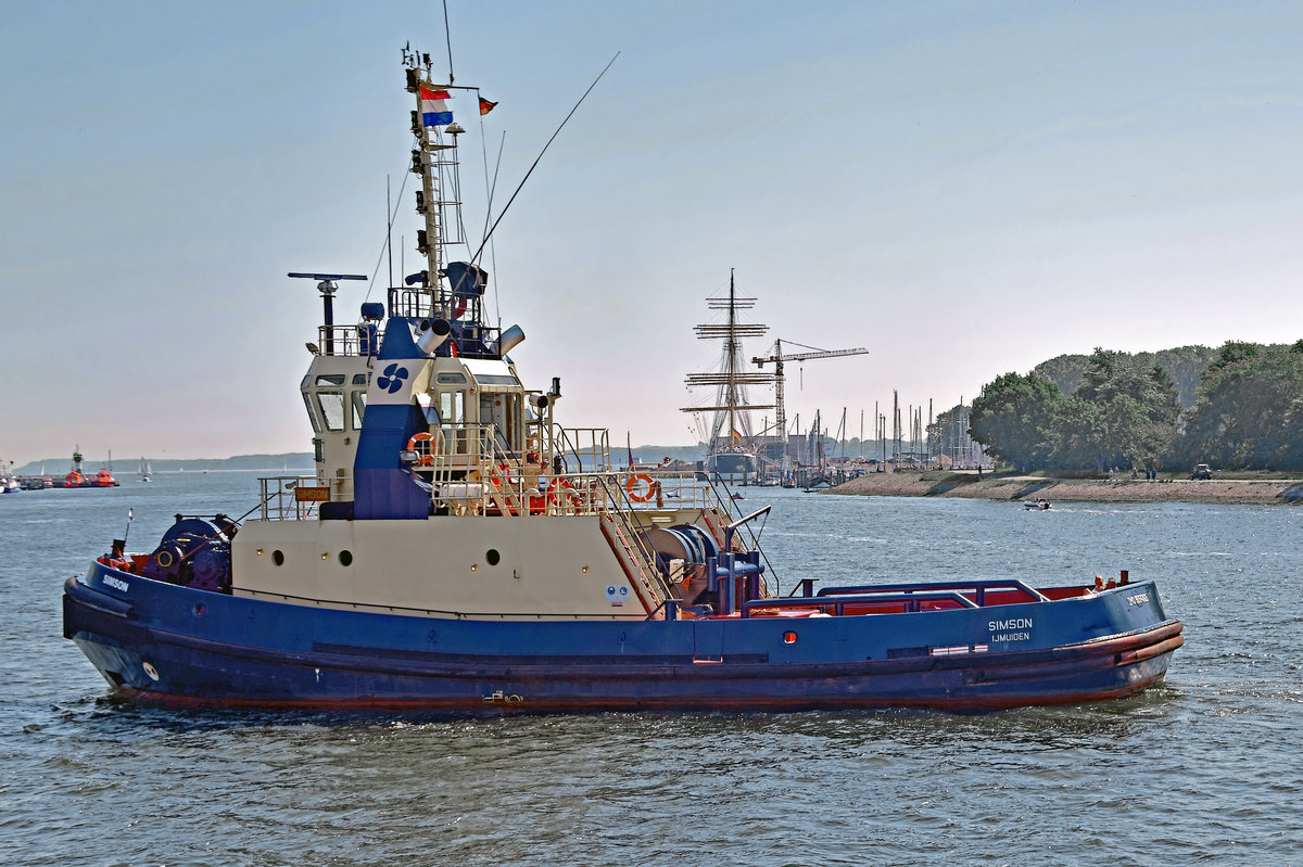 Schlepper SIMSON im Hafen von Lübeck-Travemünde (am 4.6.2016). Im Hintergrund ist die Viermastbark PASSAT erkennbar.