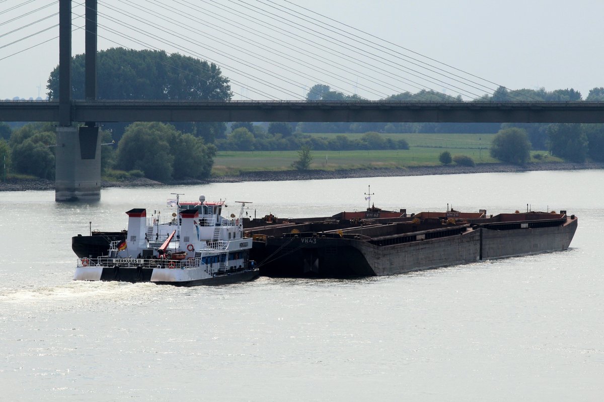 Schubboot Herkules II (01820014 , 40 x 13m) am 08.07.2017 mit 6 leeren Leichtern (2 längs und 3 nebeneinander gekoppelt) zw. Rees und der Rheinbrücke Rees-Kalkar auf Talfahrt Richtung Rotterdam.
